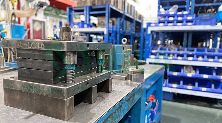 Image of MV IPC holding tools for safety installation JTN-7-17